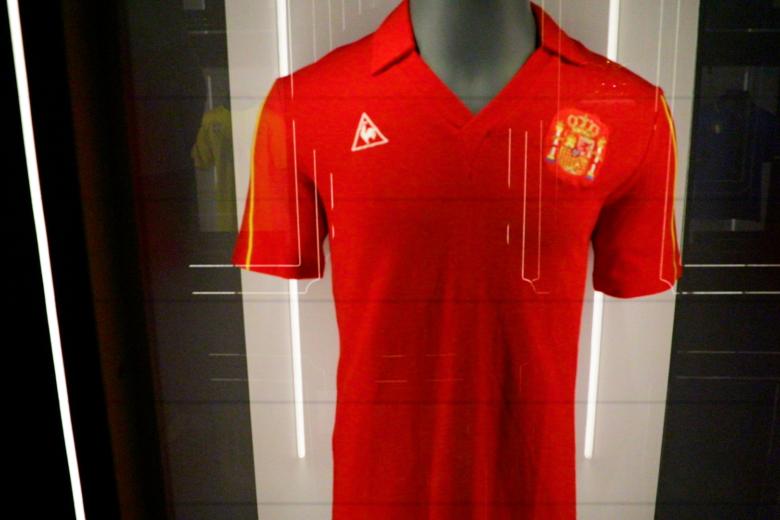 Una de las grandes actuaciones de un futbolista español en los Mundiales fue la de Emilio Butragueño en Querétaro, Mundial de México 1986: esta es la camiseta que utilizó el 'Buitre' aquél día