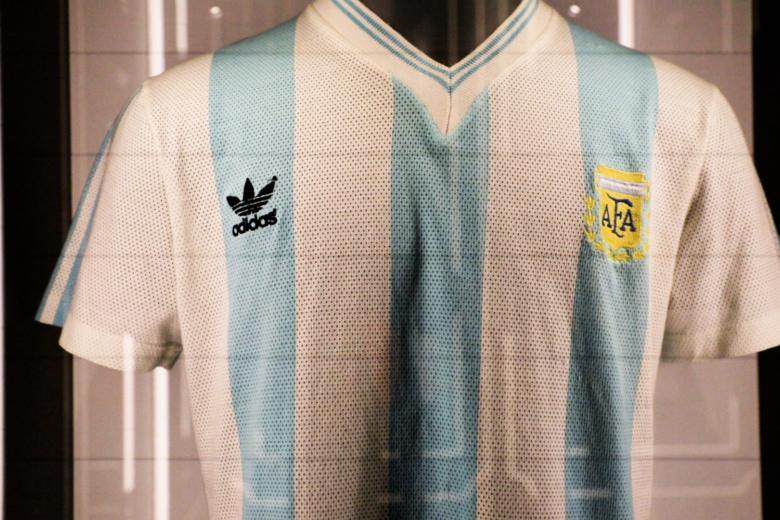 La camiseta con la que empezó el Museo Legends, la de Caniggia (Argentina) en el Mundial 1990 que el propio jugador entregó a Marcelo Ordás, creador de este museo