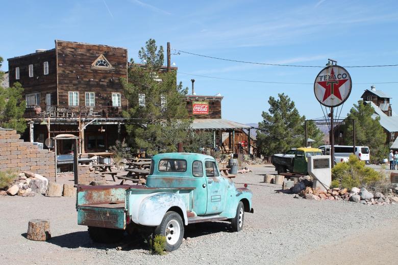 Ciudad Fantasma de Nelson (Nevada, EE. UU.). Situada en el Cañón Eldorado, Nelson es el destino perfecto para los viajeros que quieran sumergirse de lleno en el salvaje Oeste. La zona, que albergaba uno de los principales yacimientos de oro y plata del sur de Nevada, fue hogar de forajidos y delincuentes. Las disputas y los conflictos estaban a la orden del día, tanto es así, que las autoridades no se dejaban ver demasiado por allí. Tras el cierre de las minas en 1945, la ciudad comenzó su declive, y una fuerte riada años después marcó su final. Hoy en día, gracias a los edificios, la maquinaria y la estación Texaco que aún permanecen en pie, se ha convertido en un lugar turístico muy popular para realizar reportajes fotográficos.