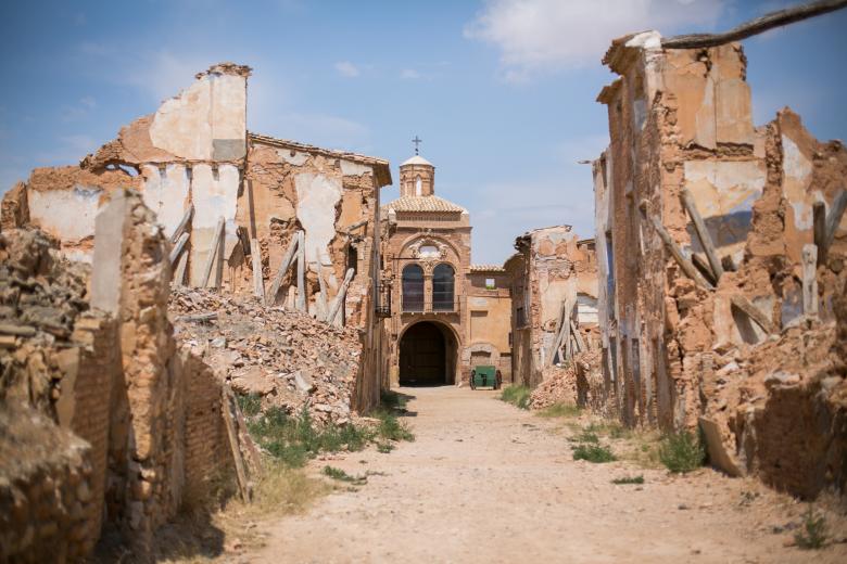 Belchite (Zaragoza, España). El pueblo de Belchite, o más bien, lo que queda de él, es un fiel testimonio de los estragos de la Guerra Civil española. En las ruinas que todavía se conservan es posible entrever su rica arquitectura, fundamentalmente mudéjar y barroca. Pasear por las calles vacías, entre los restos de la torre del Reloj o la iglesia de San Martín de Tours es una experiencia que pone los pelos de punta. Y por si el ambiente fantasmal no fuera suficiente, también hay quien afirma haber sido testigo de actividades paranormales en la zona