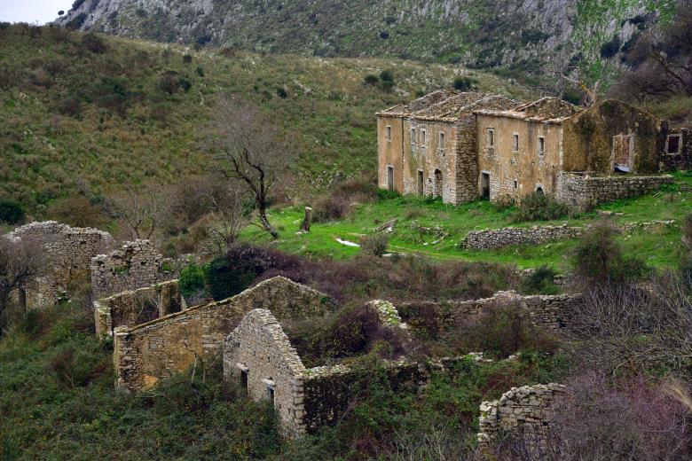 Old Sinies (Corfú, Grecia). El siguiente pueblo fantasma, Old Sinies, se encuentra a los pies del monte Pantokrator, en el noroeste de Corfú. Los orígenes del pueblo se remontan a la Edad Media. En esta época, su ubicación estratégica y de difícil acceso lo convertía en el lugar perfecto para protegerse de los ataques piratas. Poco a poco, y a medida que las zonas costeras se fueron volviendo más seguras, los habitantes de Old Sinies abandonaron el poblado, hasta dejarlo completamente desierto. Los restos de las casas de piedra rodeadas de vegetación y los tres templos que siguen en pie desafiando el paso del tiempo crean una imagen difícil de olvidar.