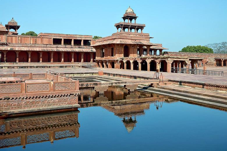 Fatehpur Sikri (Agra, India). Entre 1571 y 1585, el emperador mogol Akbar mandó construir esta espectacular ciudad con la intención de convertirla en la capital del Imperio Mogol, y así fue durante un corto período de tiempo, ya que, debido a la escasez de agua, Fatehpur Sikri fue completamente abandonada pocos años después. Sin embargo, nunca fue destruida, y los preciosos edificios de arenisca roja, que combinan elementos de la arquitectura islámica e hindú han permanecido prácticamente intactos a lo largo de los siglos, convirtiendo a esta ciudad fantasma en un lugar de visita obligada.