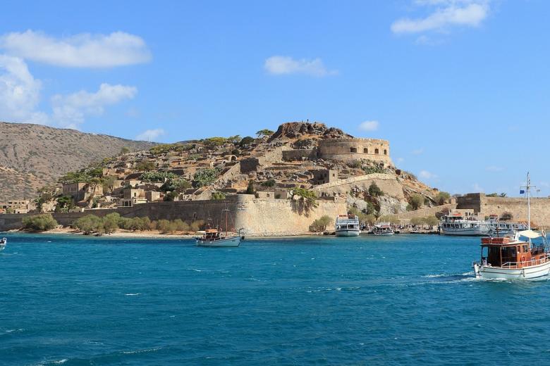 Spinalonga (Creta, Grecia). En la lista de ciudades fantasmas no podía faltar la isla desierta de Spinalonga, y Halloween es el momento perfecto para descubrir sus oscuros secretos. Aunque hoy en día es un popular destino para realizar excusiones, lo cierto es que Spinalonga tiene una larga y turbulenta historia. Además de haber sido escenario de numerosas batallas, esta pequeña isla albergó una colonia de leprosos durante la primera mitad del siglo XX. En la actualidad, los visitantes pueden pasear entre las casas abandonadas, el viejo hospital y la escuela del antiguo asentamiento, y profundizar en la historia de los pacientes que allí vivieron.