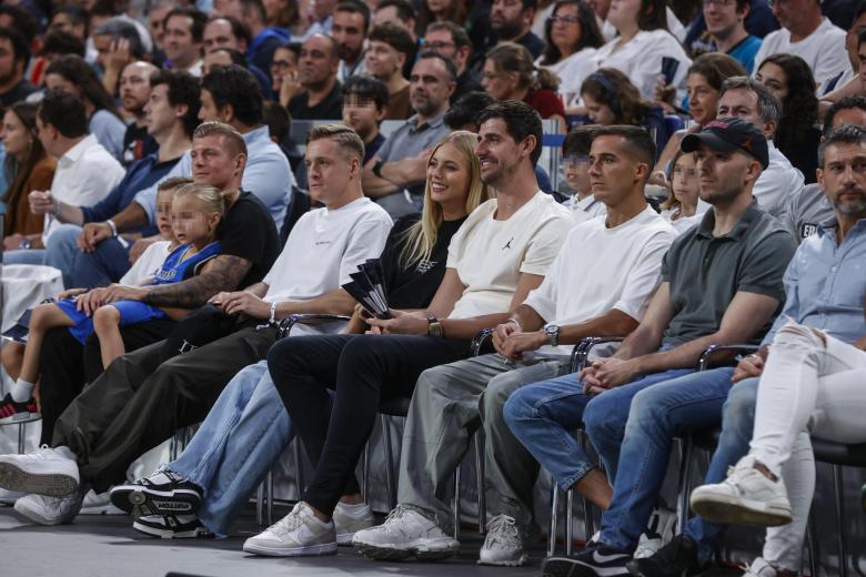 Los jugadores del Real Madrid Courtois, Lucas Vázquez y Kroos no quisieron perderse el partido del Real Madrid frente a los Dallas Mavericks