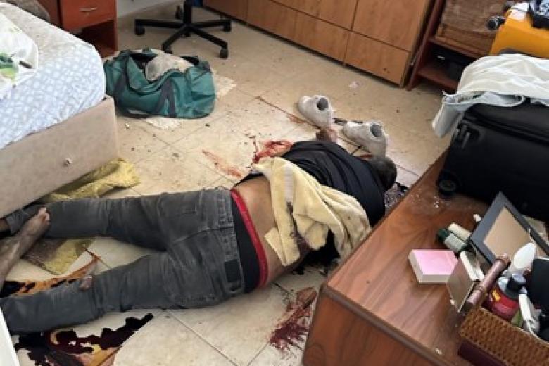 Imágenes de la barbaríe cometida por los terroristas de Hamas en el kibutz Beeri. El El hombre fue soprendido y acribillado a balazos en su drmitorio