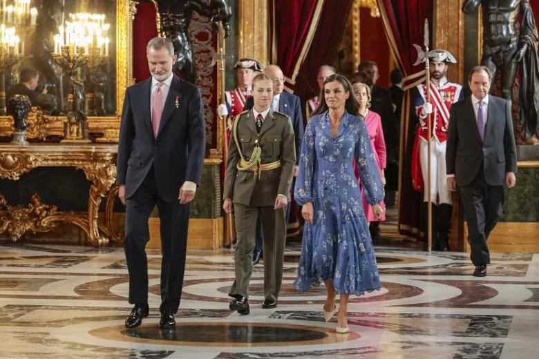 Los Reyes y la Princesa Leonor llegan al Salón del Trono donde se realiza el besamanos