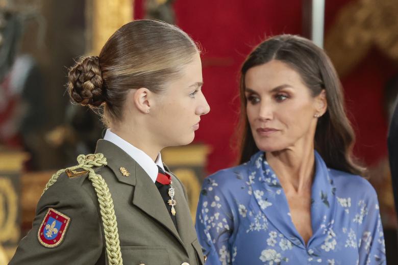 La Princesa Leonor ante la atenta mirada de su madre