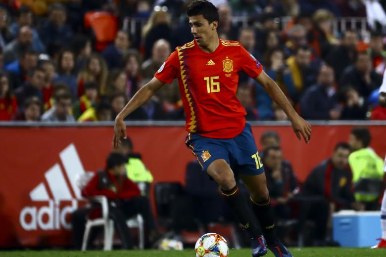 Rodrigo Hernández (12,07 millones); el jugador del Manchester City fue elegido mejor jugador de la final de la Champions que ganó y de Final Four de la Nations League con España que también logró. Está nominado al balón de oro y es un jugador clave para Pep Guardiola y Luis de la Fuente