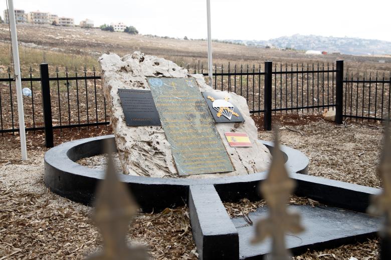 En la carretera que sale de la base española de Miguel de Cervantes, una placa rinde homenaje a los seis paracaidistas fallecidos en un atentado terrorista en 2007