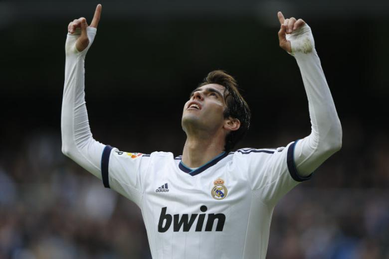 Kaká (67 millones); el futbolista brasileño llegó en 2009 procedente del Milán. Era uno de los mejores mediocentros del mundo en ese momento, ganó un balón de oro. Su paso por el club no fue bueno, no rindió al nivel que se esperaba y fue uno de los peores fichajes del Real Madrid
