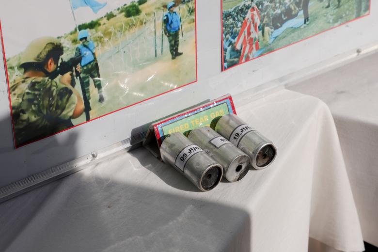 Botes de gas pimienta lanzados por Israel en respuesta de los ataques de libaneses