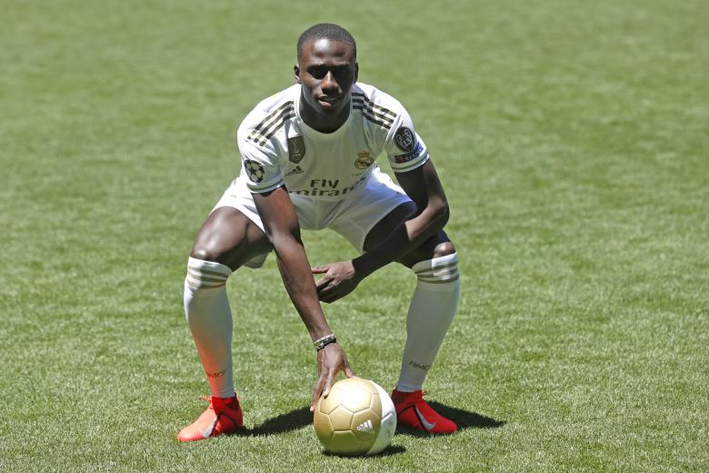 Ferland Mendy (48 millones); llegó en 2019 del Lyon como uno de los mejores laterales izquierdos de la Ligue One. Es titular en el Real Madrid y uno de los mejores laterales izquierdos defensivos del mundo