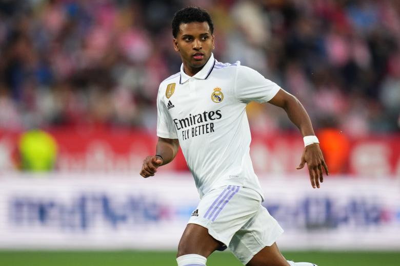 Rodrygo (45 millones); llegó al Real Madrid con 18 años del Santos de Brasil. El brasileño ha marcado goles importantes en el club y se ha ganando el puesto como uno de los titulares para Ancelotti