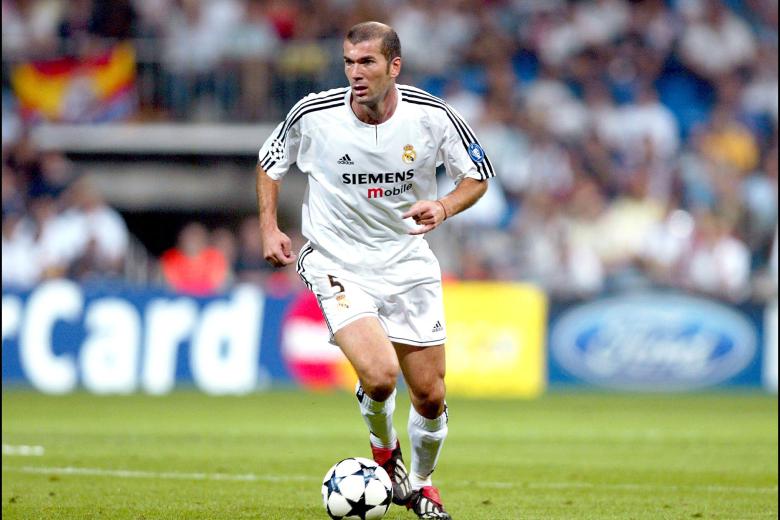 EZinédine Zidane (77,5 millones); el mediocentro francés llegó en 2001 después de haber sido campeón del Mundo y de la Eurocopa procedente de la Juventus. En el Real Madrid se le recuerda como uno de los mejores jugadores de su historia y por marcar el gol decisivo en la final de Champions en 2002. Ganó el balón de oro. Después estuvo como entrenador en dos etapas y ganó tres Copas de Europa