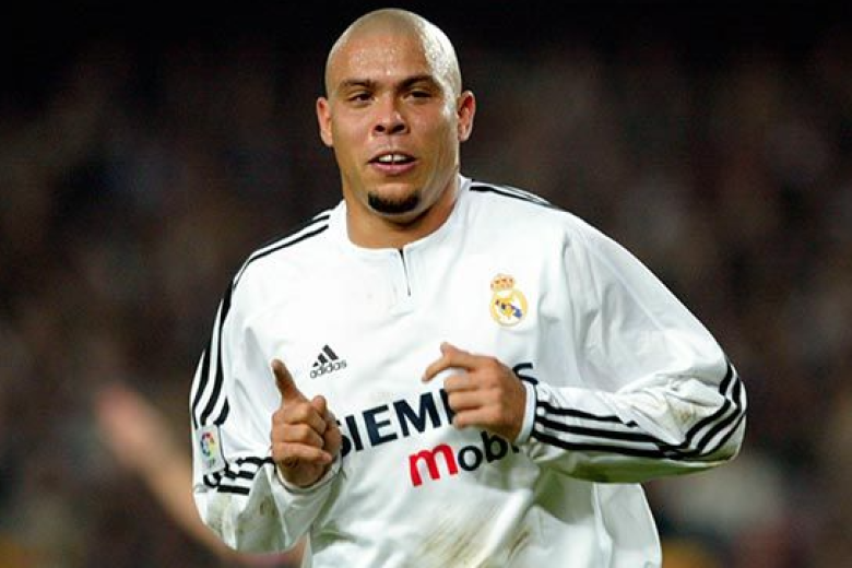 Ronaldo Nazário (45 millones); en el 2002 llegó al Real Madrid como el mejor delantero centro del mundo. Ganador del balón de oro en dos ocasiones y campeón del Mundo con Brasil. Nunca pudo ganar la Champions. Su carrera estuvo marcada por sus graves lesiones de rodilla. Aún así, fue uno de los mejores delanteros de la historia del fútbol