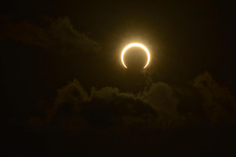 Millones de ciudadanos de América alzaron este sábado sus miradas al cielo para apreciar el eclipse solar anular, que produjo un efecto llamado "anillo de fuego" debido a que la Luna no alcanza a cubrir de forma total el Sol