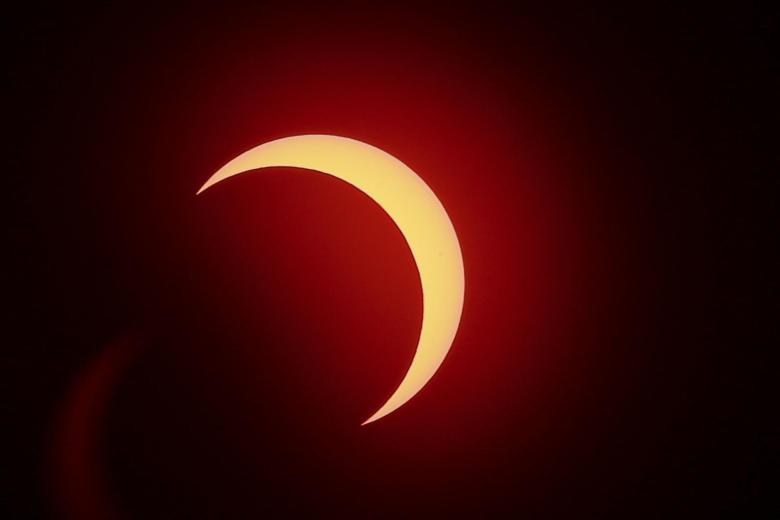 - Fotografía tomada con un filtro que muestra el eclipse solar anular