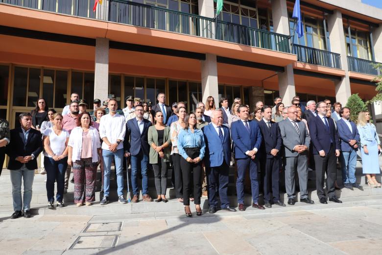 Minuto de silencio en memoria de Álvaro Prieto, ante la puerta del Ayuntamiento de Córdoba