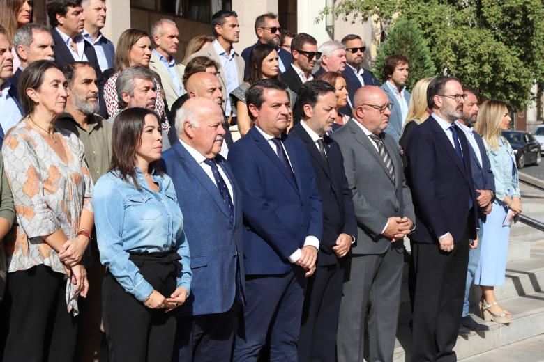 Minuto de silencio en memoria de Álvaro Prieto, ante la puerta del Ayuntamiento de Córdoba