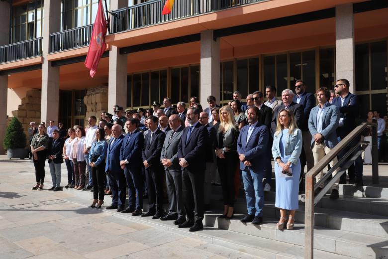 Minuto de silencio en memoria de Álvaro Prieto, ante la puerta del Ayuntamiento de Córdoba