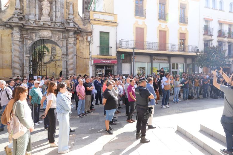 Minuto de silencio en memoria de Álvaro Prieto, ante la puerta del Ayuntamiento de Córdoba