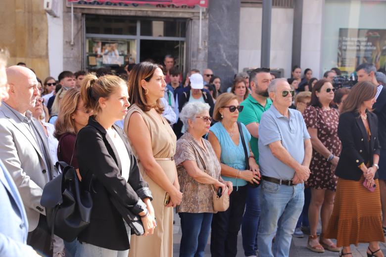 Minuto de silencio en memoria de Álvaro Prieto, ante la puerta del Ayuntamiento de Córdoba