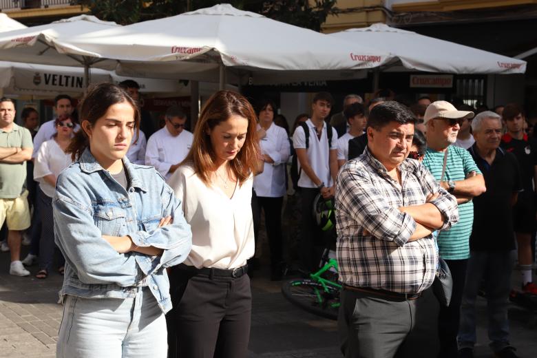 Minuto de silencio en memoria de Álvaro Prieto, ante la puerta del Ayuntamiento de Córdoba