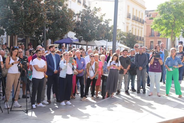 Minuto de silencio en memoria de Álvaro Prieto, ante la puerta del Ayuntamiento de Córdoba