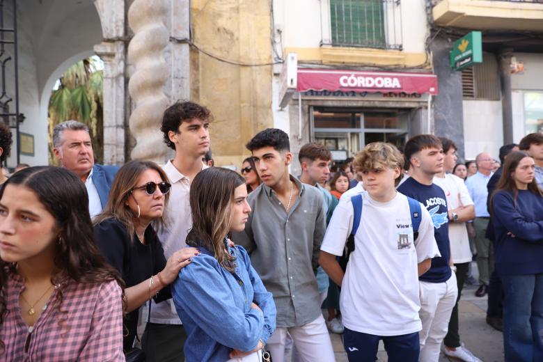 Minuto de silencio en memoria de Álvaro Prieto, ante la puerta del Ayuntamiento de Córdoba