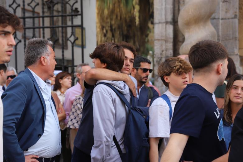 Minuto de silencio en memoria de Álvaro Prieto, ante la puerta del Ayuntamiento de Córdoba