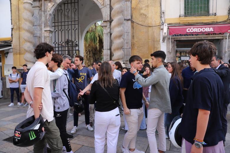 Minuto de silencio en memoria de Álvaro Prieto, ante la puerta del Ayuntamiento de Córdoba