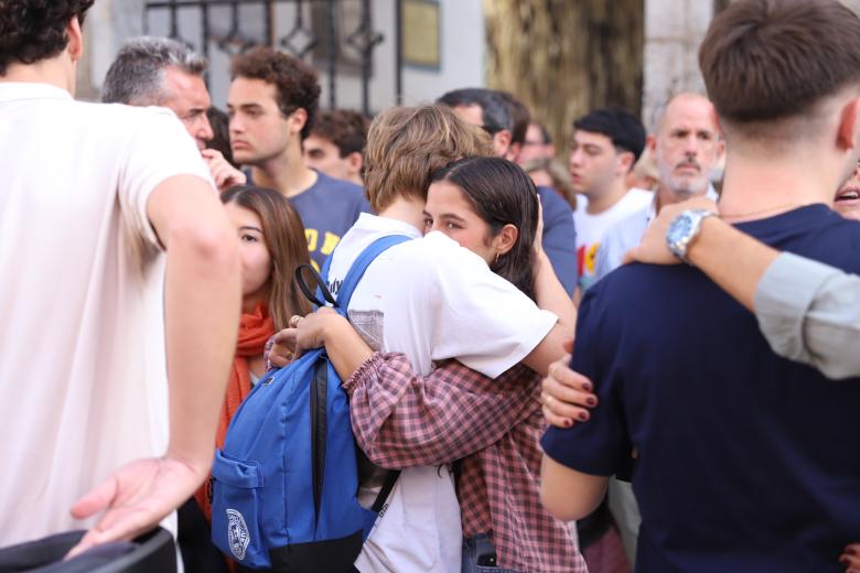 Minuto de silencio en memoria de Álvaro Prieto, ante la puerta del Ayuntamiento de Córdoba