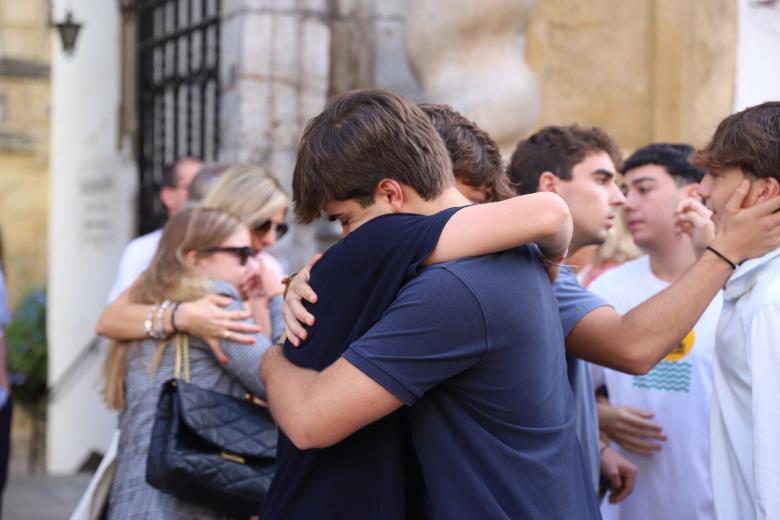 Minuto de silencio en memoria de Álvaro Prieto, ante la puerta del Ayuntamiento de Córdoba