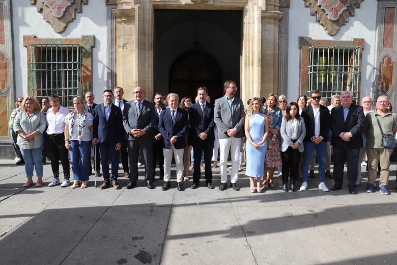 Minuto de silencio a las puertas del Palacio de La Merced por la muerte del joven Álvaro Prieto