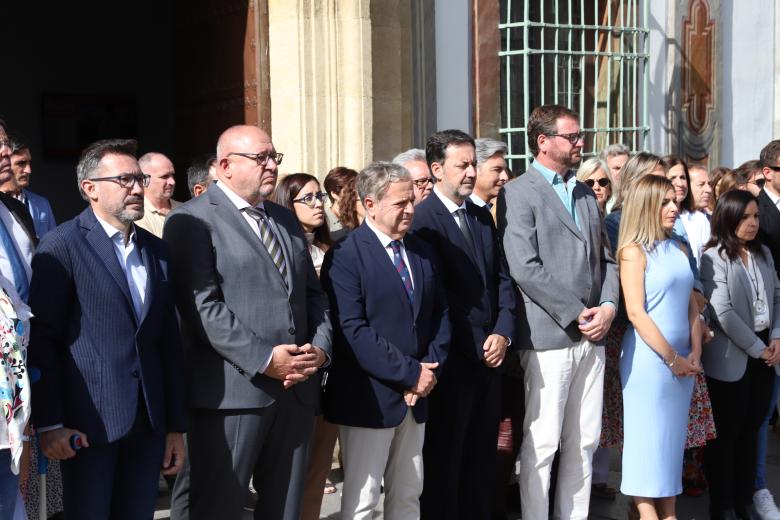 Minuto de silencio a las puertas del Palacio de La Merced por la muerte del joven Álvaro Prieto