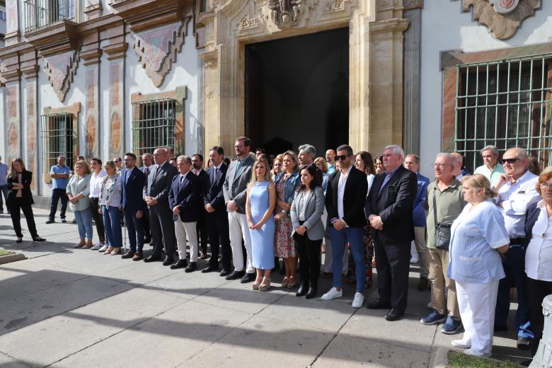 Minuto de silencio a las puertas del Palacio de La Merced por la muerte del joven Álvaro Prieto