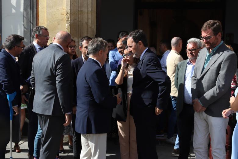 Minuto de silencio a las puertas del Palacio de La Merced por la muerte del joven Álvaro Prieto