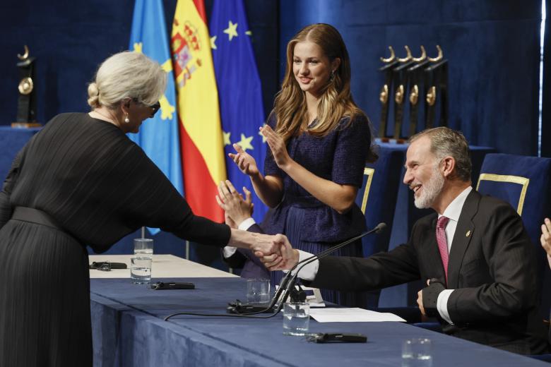 OVIEDO, 20/10/2023.- El Rey Felipe VI (d) saluda y felicita a la actriz estadounidense Meryl Streep (i), Premio Princesa de Asturias de las Artes durante la gala de la 43º edición de los Premios Princesa de Asturias que se celebra este viernes en el Teatro Campoamor, en Oviedo. EFE/Ballesteros