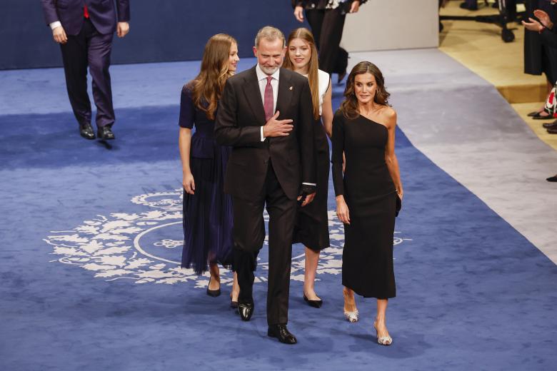 OVIEDO, 20/10/2023.- El Rey Felipe VI (d) saluda y felicita a la actriz estadounidense Meryl Streep (i), Premio Princesa de Asturias de las Artes durante la gala de la 43º edición de los Premios Princesa de Asturias que se celebra este viernes en el Teatro Campoamor, en Oviedo. EFE/Ballesteros