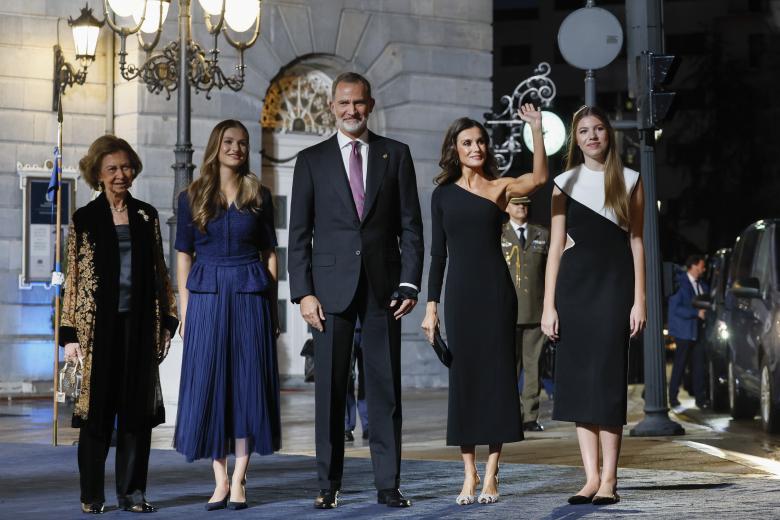 OVIEDO, 20/10/2023.- La reina emérita Doña Sofía (i), la reina Letizia (2d) y sus hijas, la Princesa Leonor (2i) y la infanta Sofía (d) al término de la 43º edición de los Premios Princesa de Asturias que se celebra este viernes en el Teatro Campoamor, en Oviedo. EFE/ Ballesteros