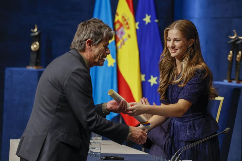 OVIEDO, 20/10/2023.- La princesa Leonor entrega el Premio Princesa de Asturias de la Concordia a la presidenta de la Fundación Mary's Meals Spain, Elisalex Löwenstein, durante la gala de la 43º edición de los Premios Princesa de Asturias que se celebra este viernes en el Teatro Campoamor, en Oviedo. EFE/ Ballesteros