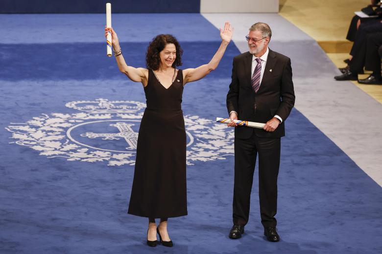 OVIEDO, 20/10/2023.- Rosalia Broccolo (i) y Maria Ordine, pareja y hermana, respectivamente, del profesor y escritor italiano Nuccio Ordine, Premio Princesa de Asturias de Comunicación y Humanidades , en la 43º edición de los Premios Princesa de Asturias, este viernes en el  Teatro Campoamor de Oviedo. EFE/ Chema Moya