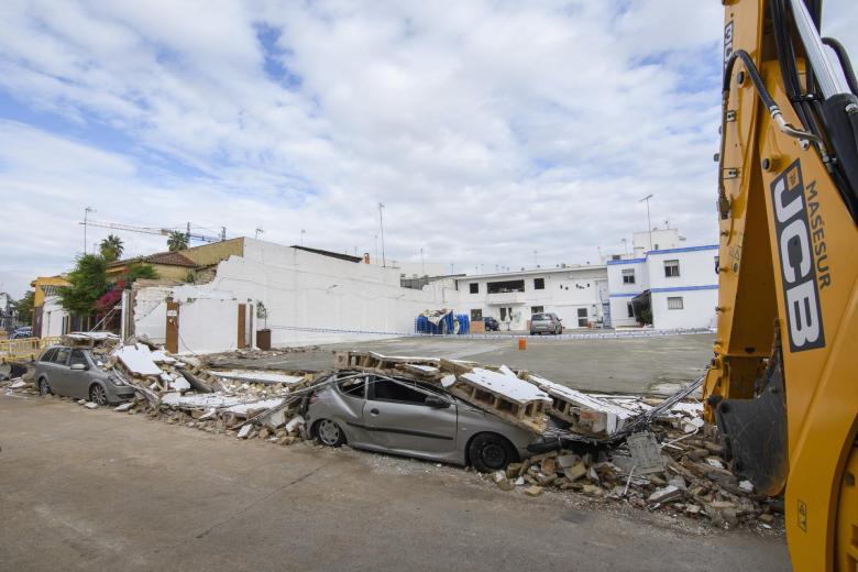 El muro de la pantalla del cine de verano de la localidad sevillana de Tomares cayó sobre los coches que estaban aparcados en ese momento pero sin ninguna persona en el interior