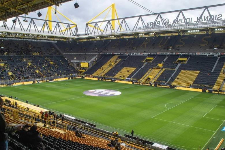 El Signal Iduna Park es la casa del Borussia Dortmund y es uno de los estadios más imponentes de toda Europa. Además, cuenta con una capacidad de 81.365 espectadores