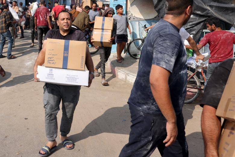 Fotogalería | Miles de palestinos saquean los almacenes de la ONU en Gaza