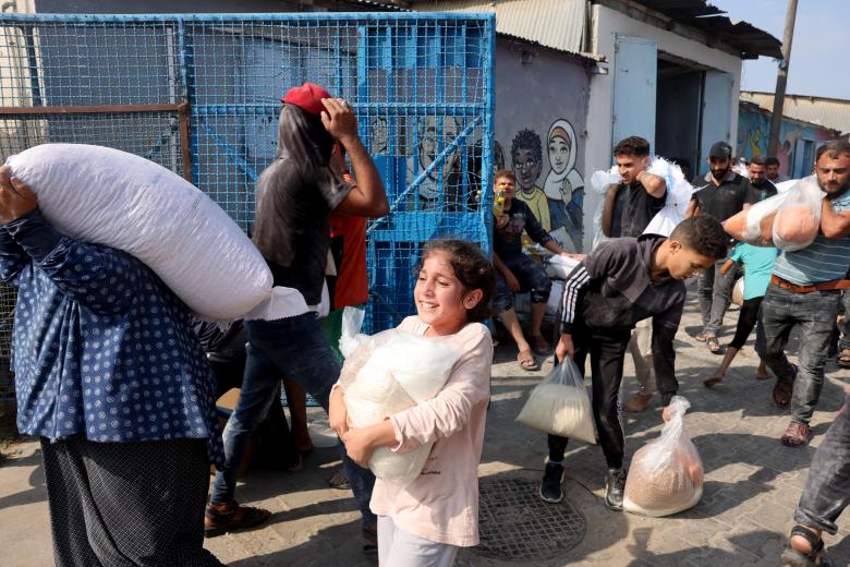 Fotogalería | Miles de palestinos saquean los almacenes de la ONU en Gaza