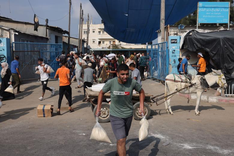 En uno de los depósitos de la agencia en la localidad de Deir al Balah, en el centro de la Franja, se almacenan los suministros humanitarios que han ido llegando al enclave palestino desde que los primeros convoyes llegaron a Gaza a través del punto fronterizo de Rafah, con Egipto, el 21 de octubre