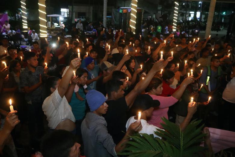 Migrantes realizan una vigilia en solidaridad con las victimas del huracán Otis en Tapachula (México)