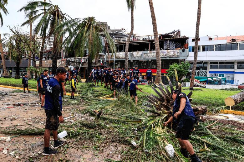 Agentes de la Marina comienzan la limpieza de una calle afectada por el ciclón