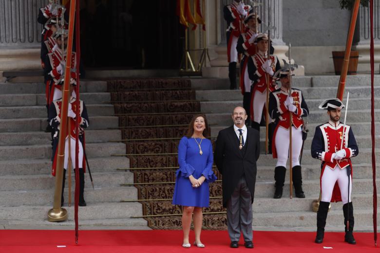 Francina Armengol y Pedro Rollan a la entrada del Congreso